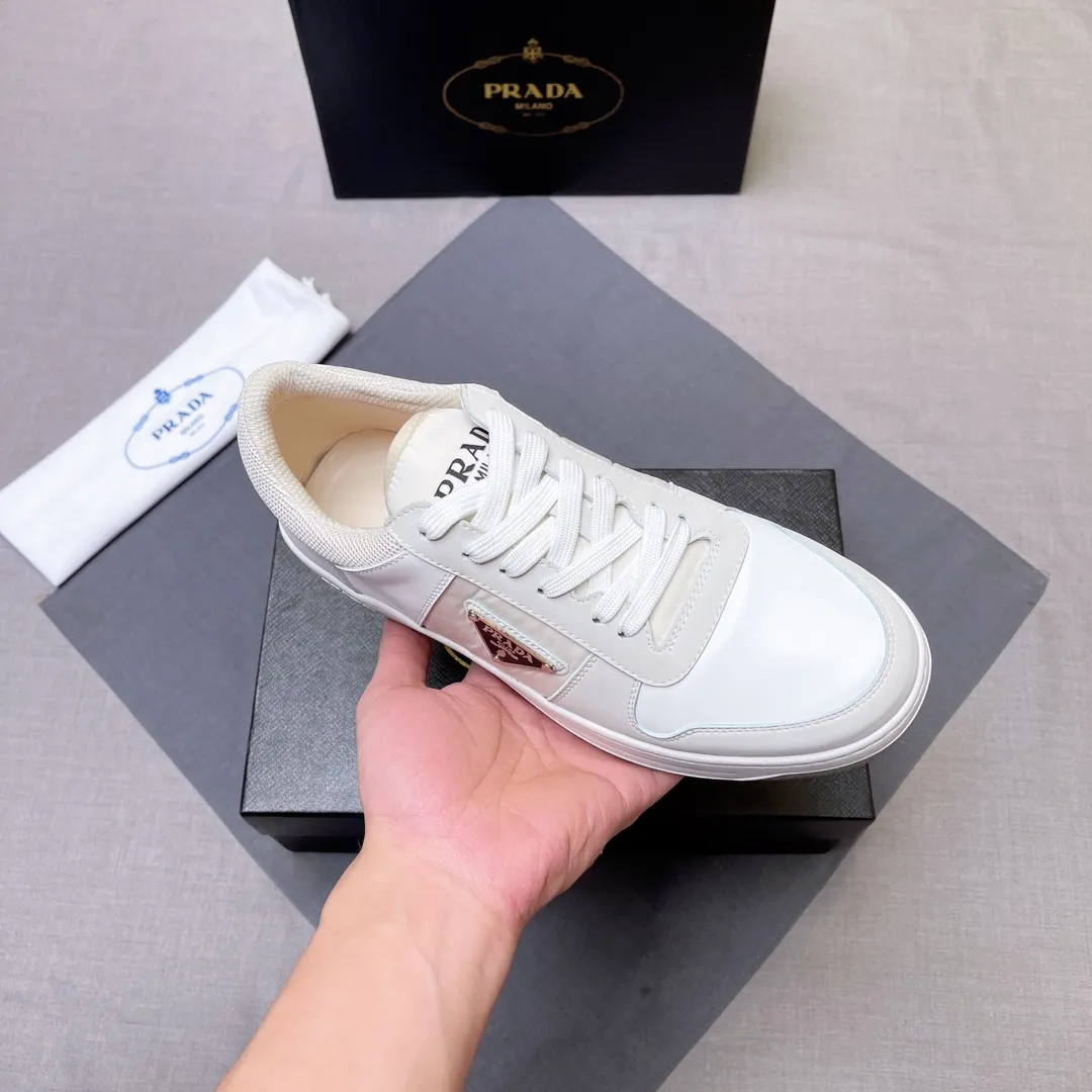 P400 Prada Prada's new men's leather sneakers, the highest version on the market, any comparison is welcome🆚! The original leather has excellent texture and is super high-end! Fetal sheep net lining imported from Italy, removable pad! Luxurious materials and fine workmanship, highly recommended! Code number 38-45 No. 058